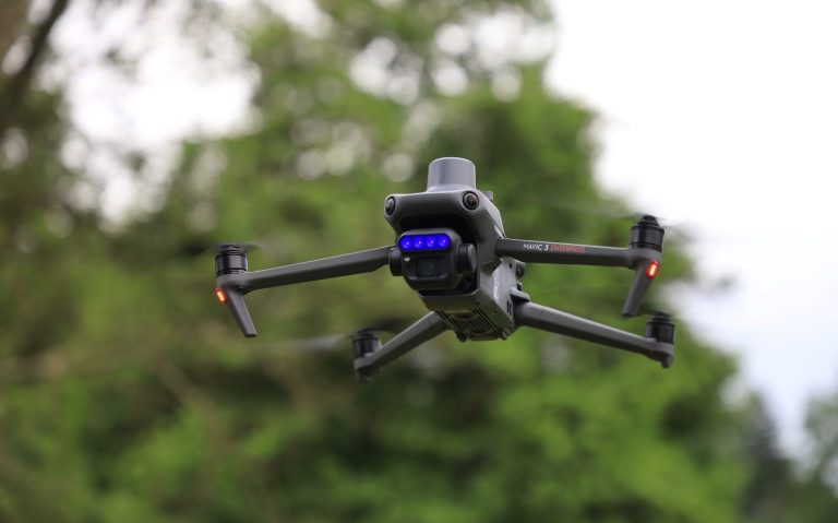 Multispektraldrohne vor Baum